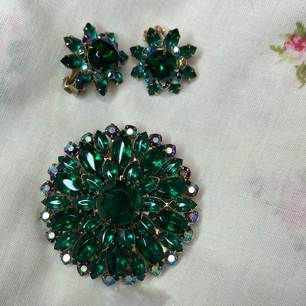 Vintage green brooch with earrings